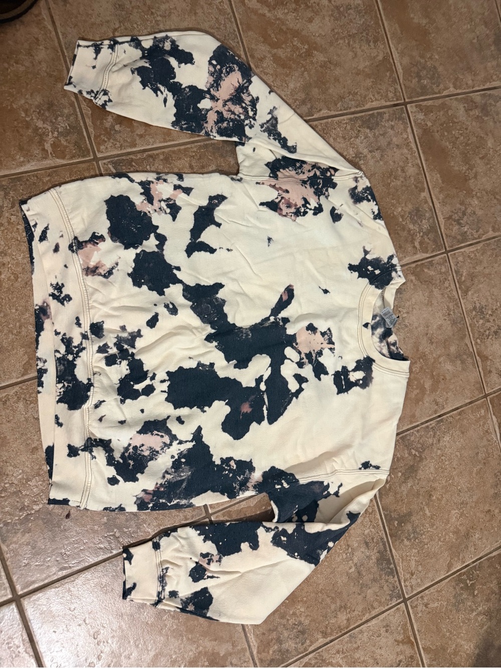 Gildan Tie-Dye Crewneck Sweatshirt in Cream, Black & Blush